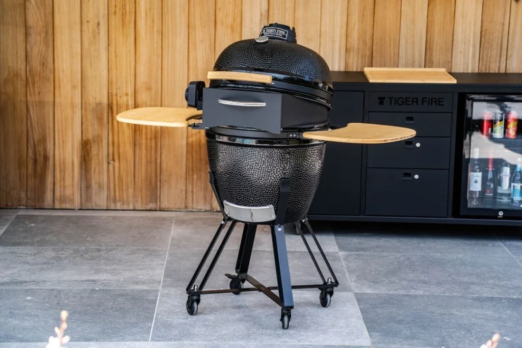 Die Kamado Grills bieten eine hervorragende Wärmespeicherung und -verteilung, ideal für langsames Garen und Räuchern. TIGER FIRE OFFICIAL STORE | TIGER FIRE Webshop | TIGER FIRE | FUERPLATTE Webshop | GRILLRING Webshop | BBQ Webshop | BBQ KAUFEN | EINEN BBQ KAUFEN | PLANCHAGRILL BBQ KAUFEN | GRILL BBQ KAUFEN | FUERPLATTE PLANCHA BBQ | PLANCHAGRILL BBQ | GRILLRING BBQ KAUFEN | FEUERPLATTE BBQ KAUFEN | GRILLPLATTE BBQ KAUFEN
