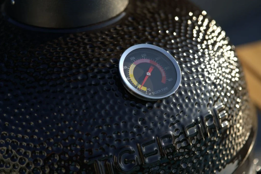 Die Kamado Grills bieten eine hervorragende Wärmespeicherung und -verteilung, ideal für langsames Garen und Räuchern. TIGER FIRE OFFICIAL STORE | TIGER FIRE Webshop | TIGER FIRE | FUERPLATTE Webshop | GRILLRING Webshop | BBQ Webshop | BBQ KAUFEN | EINEN BBQ KAUFEN | PLANCHAGRILL BBQ KAUFEN | GRILL BBQ KAUFEN | FUERPLATTE PLANCHA BBQ | PLANCHAGRILL BBQ | GRILLRING BBQ KAUFEN | FEUERPLATTE BBQ KAUFEN | GRILLPLATTE BBQ KAUFEN